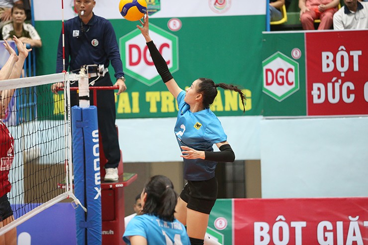 Hoa khôi bóng chuyền Kim Thanh thán phục ngoại binh bắt bước 1, fan xuýt xoa vì quá xinh - 8