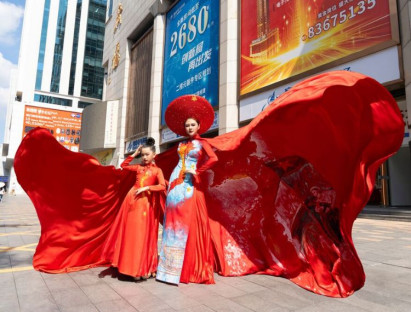 Giải trí - NTK Thạch Linh và mẫu nhí Thiệu Vy gây sốt với áo dài bản đồ Việt Nam trên đường phố Trung Quốc