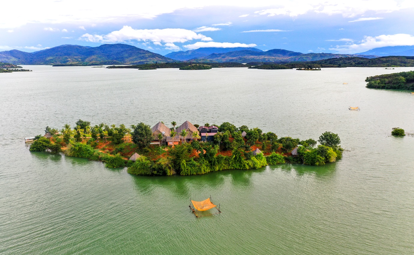 phong canh huu tinh tren  long ho thuy dien se san - 8