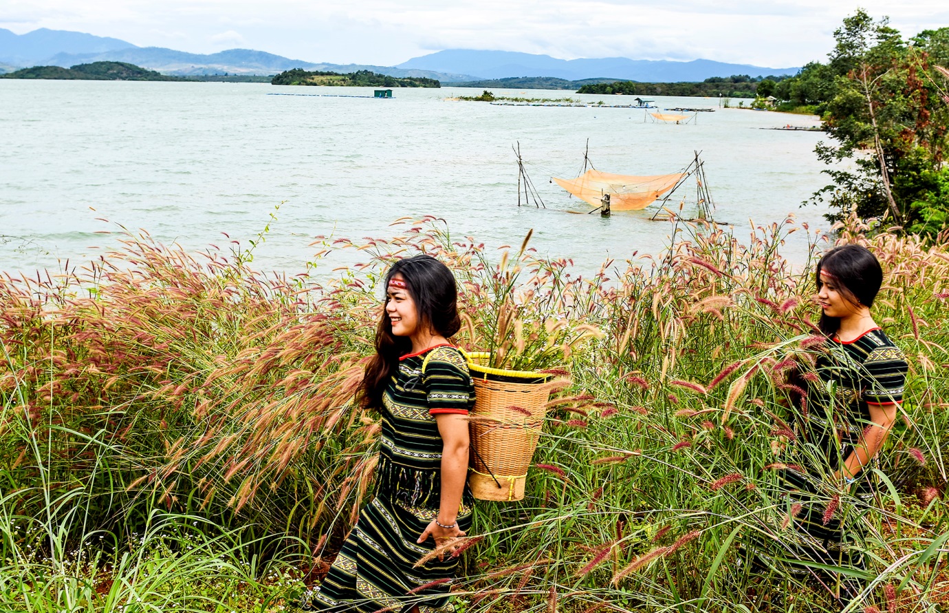 phong canh huu tinh tren  long ho thuy dien se san - 6