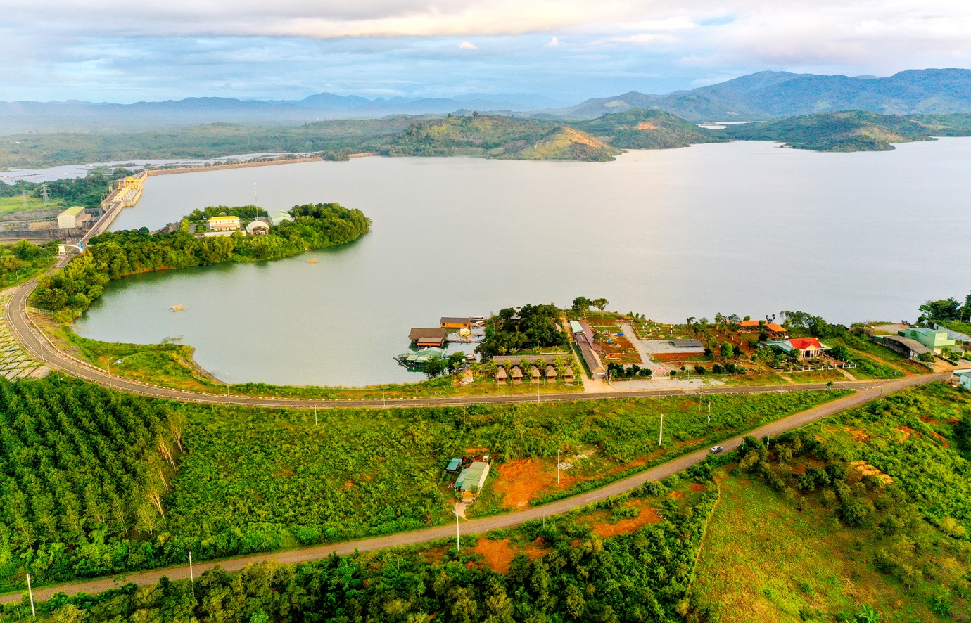 phong canh huu tinh tren  long ho thuy dien se san - 3