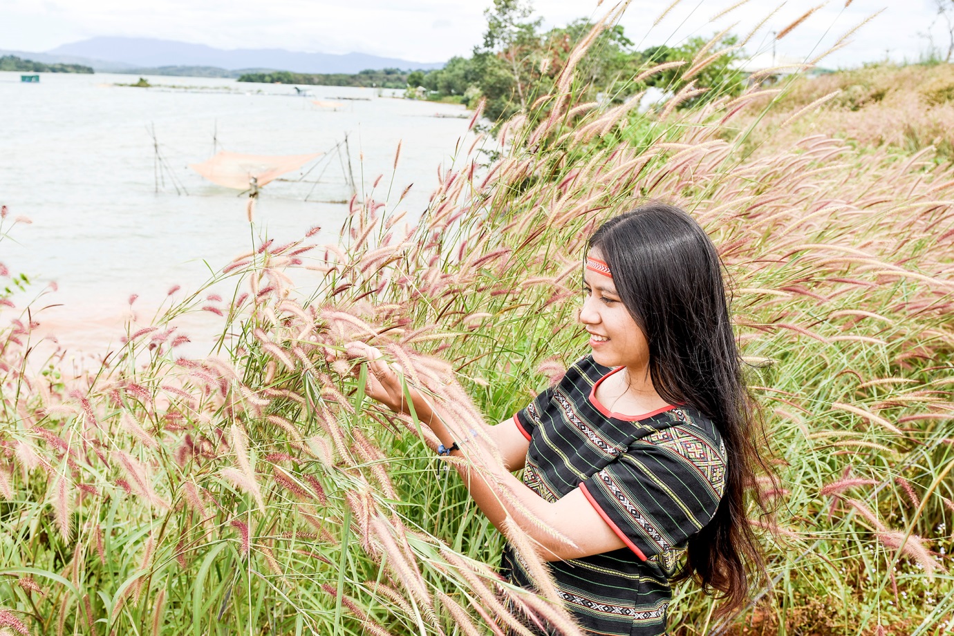 phong canh huu tinh tren  long ho thuy dien se san - 9