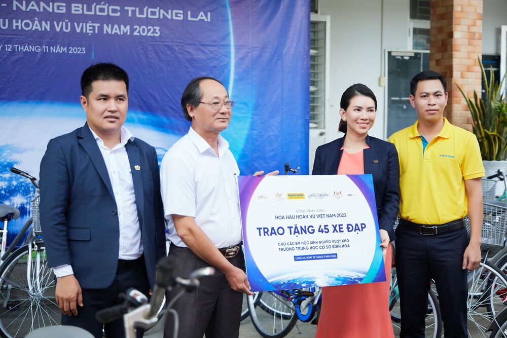 Top 55 Hoa hậu Hoàn vũ Việt Nam 2023 trao xe đạp cho học sinh khó khăn tại Long An - 1