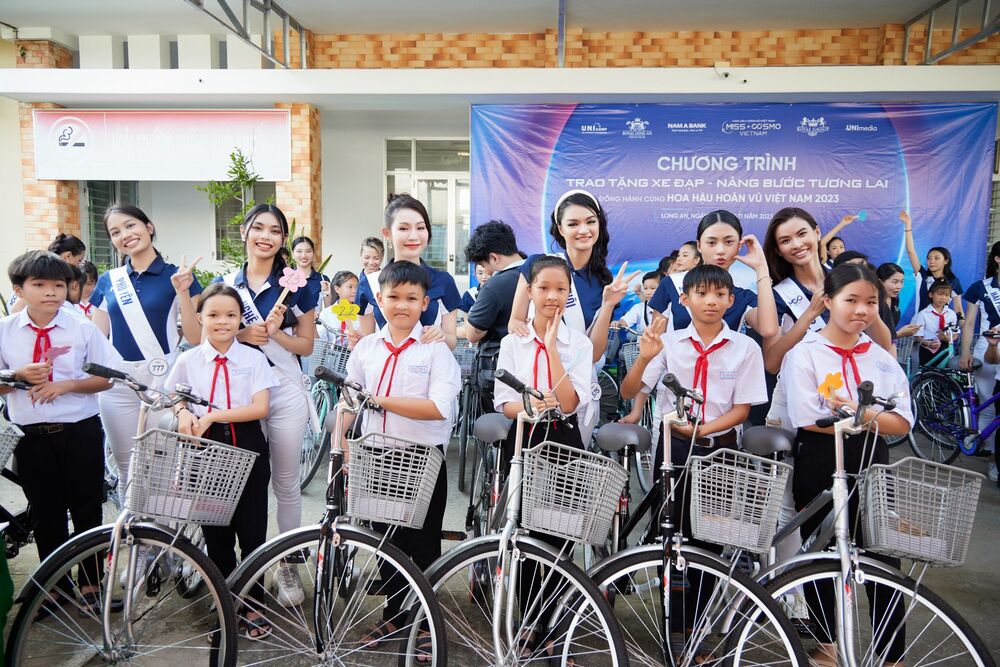 Top 55 Hoa hậu Hoàn vũ Việt Nam 2023 trao xe đạp cho học sinh khó khăn tại Long An - 2