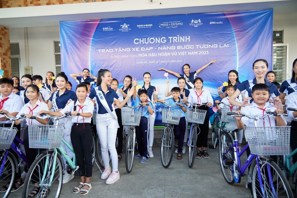 Top 55 Hoa hậu Hoàn vũ Việt Nam 2023 trao xe đạp cho học sinh khó khăn tại Long An - 3