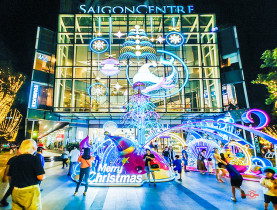  - Sài Gòn rộn rã sắc màu đón Giáng sinh, bạn trẻ 'lên đồ' chơi Noel sớm