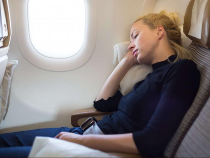 Bí quyết - Làm gì để có giấc ngủ ngon khi đi máy bay đường dài?