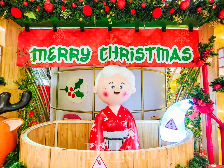 Sài Gòn rộn rã sắc màu đón Giáng sinh, bạn trẻ 'lên đồ' chơi Noel sớm - 4