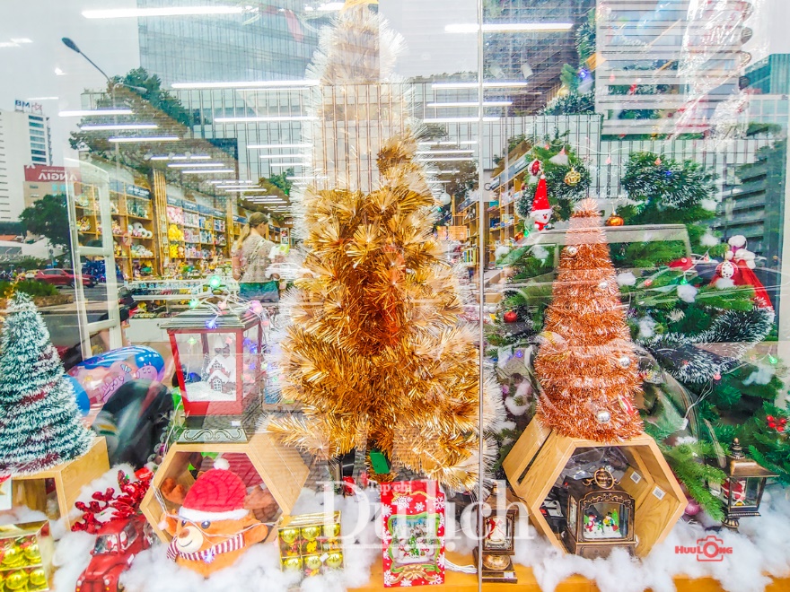 Sài Gòn rộn rã sắc màu đón Giáng sinh, bạn trẻ 'lên đồ' chơi Noel sớm - 12