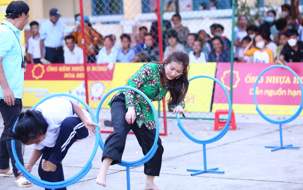 Mái ấm gia đình Việt: Diễn viên Kiều Linh và ca sĩ Thiên Vương góp sức mang về giải thưởng 90 triệu cho trẻ em mồ côi - 2