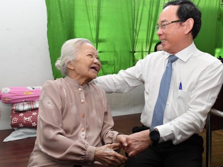 Bí thư Thành ủy TP.HCM Nguyễn Văn Nên thăm hỏi, tri ân các nhà giáo tiêu biểu