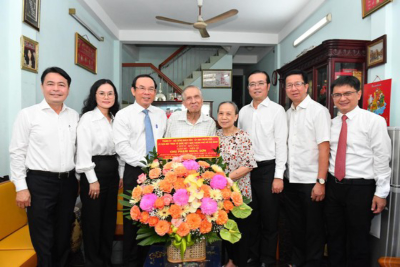 Bí thư Thành ủy TP.HCM Nguyễn Văn Nên thăm hỏi, tri ân các nhà giáo tiêu biểu - 1