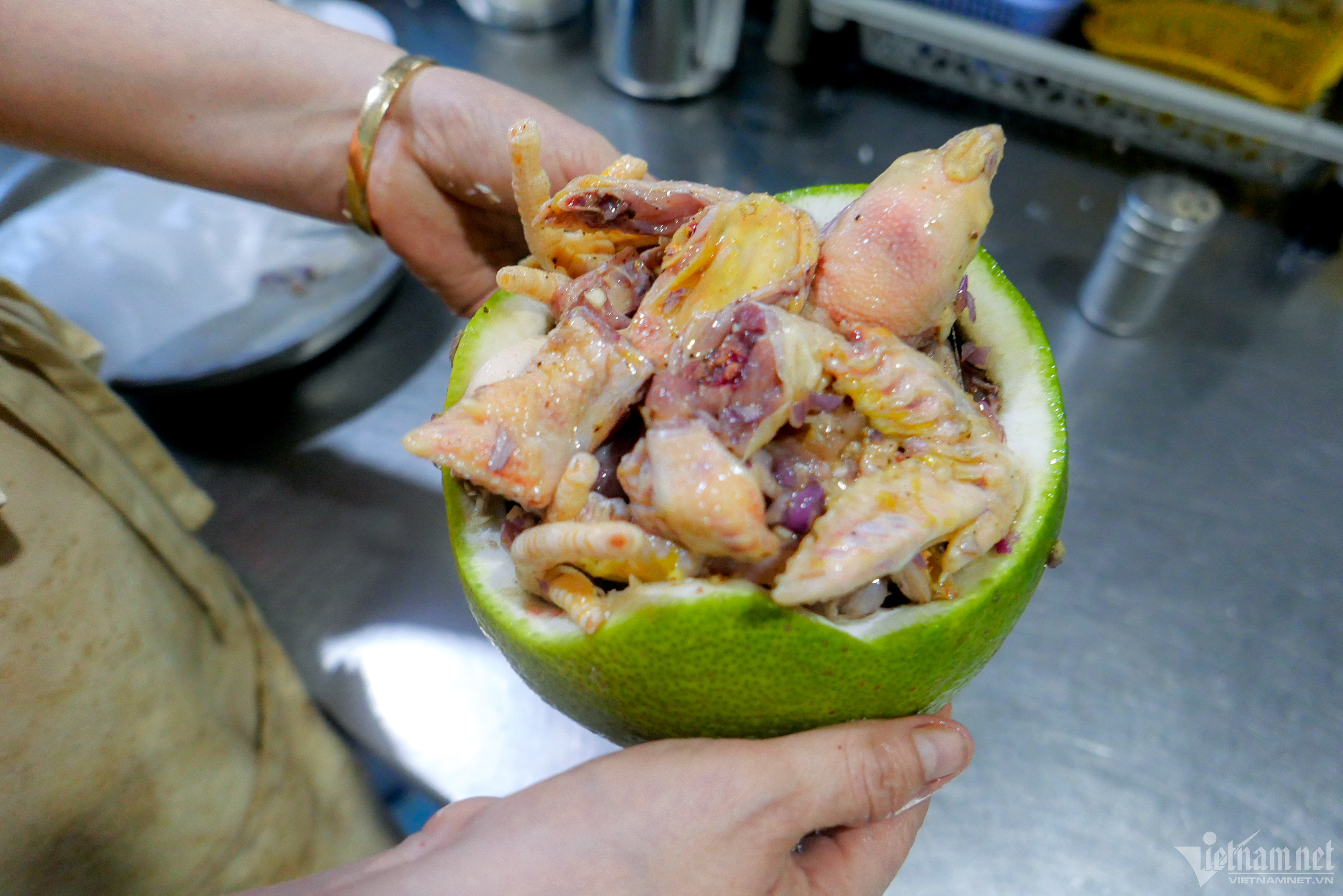 Độc lạ món 'gà chui vỏ bưởi' ở Đồng Nai, lọt top 100 đặc sản Việt Nam - 6