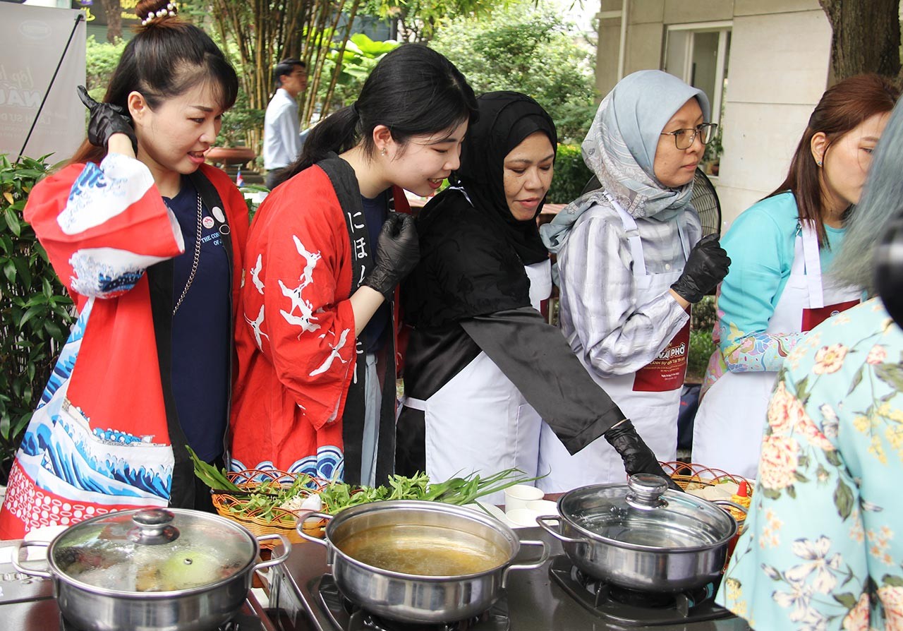 TP.HCM: 12 cơ quan đại diện nước ngoài tham gia lớp học nấu Phở - 2
