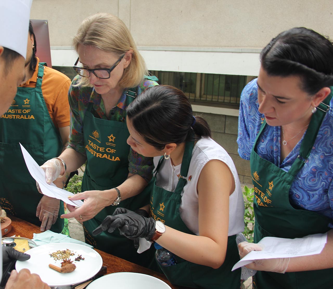 TP.HCM: 12 cơ quan đại diện nước ngoài tham gia lớp học nấu Phở - 3