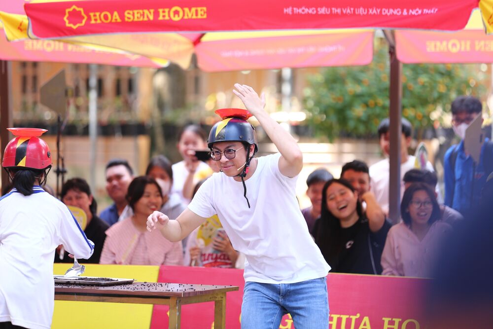 MC Quyền Linh ngẫu hứng thi hát cải lương cùng Hồ Việt Trung khiến khán giả thích thú - 3