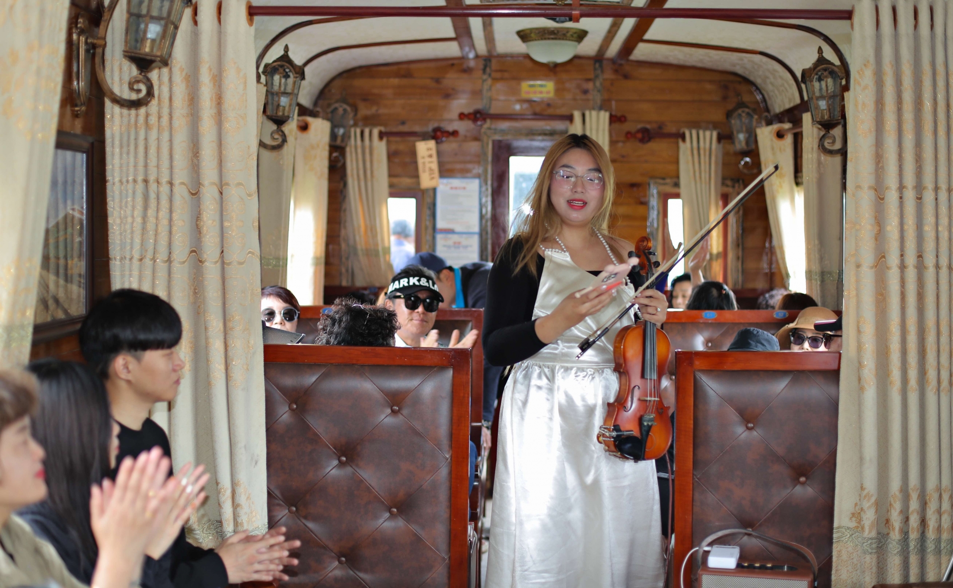 Biểu diễn violin, guitar trên đoàn tàu cổ Đà Lạt - Trại Mát - 1