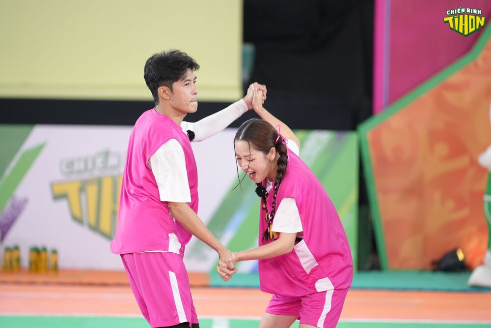 Puka buồn thiu khi Gin Tuấn Kiệt tay trong tay tình tứ với một người - 2