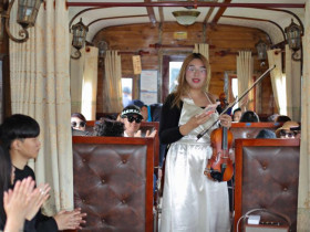  - Biểu diễn violin, guitar trên đoàn tàu cổ Đà Lạt - Trại Mát