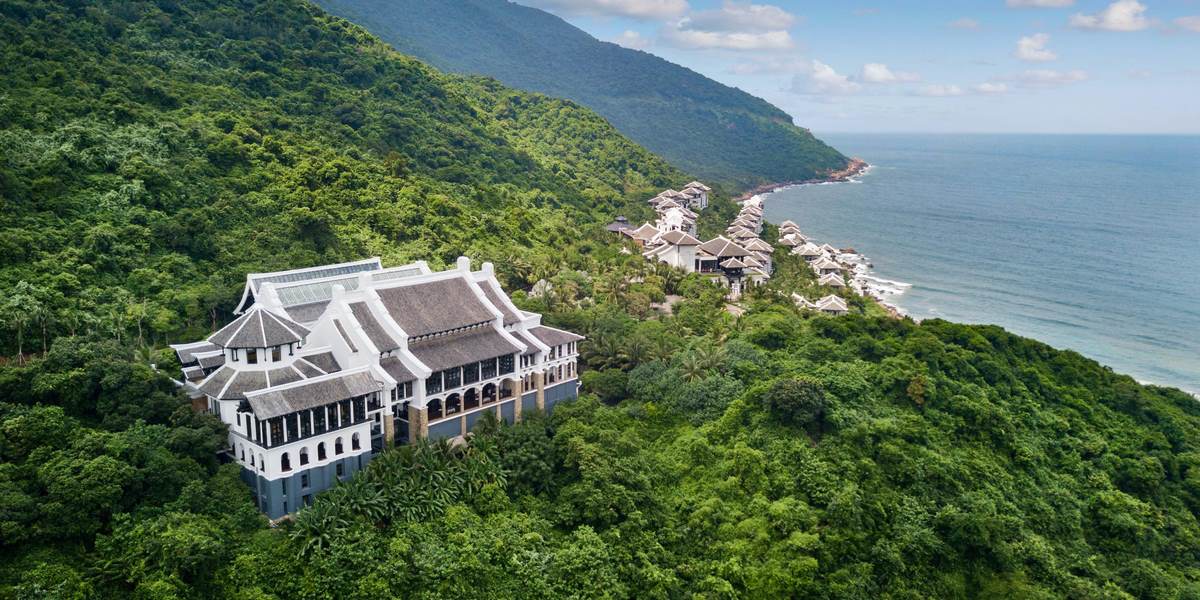 Loạt khách sạn tốt nhất cho du khách khi ghé thăm Việt Nam - 1