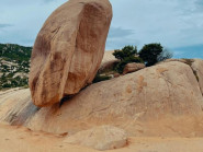 Tảng đá kỳ lạ ở 'sa mạc Sahara của Việt Nam', nằm chênh vênh nhiều năm không đổ