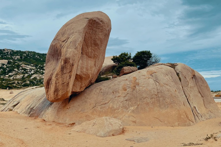 Tảng đá kỳ lạ ở 'sa mạc Sahara của Việt Nam', nằm chênh vênh nhiều năm không đổ - 1