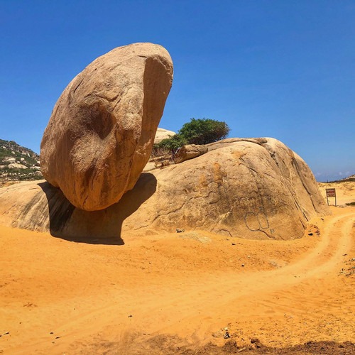 Tảng đá kỳ lạ ở 'sa mạc Sahara của Việt Nam', nằm chênh vênh nhiều năm không đổ - 2
