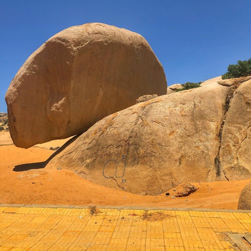 Tảng đá kỳ lạ ở 'sa mạc Sahara của Việt Nam', nằm chênh vênh nhiều năm không đổ - 3