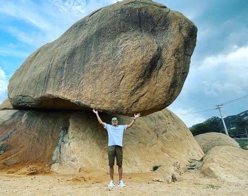 Tảng đá kỳ lạ ở 'sa mạc Sahara của Việt Nam', nằm chênh vênh nhiều năm không đổ - 7