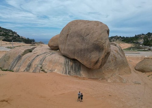 Tảng đá kỳ lạ ở 'sa mạc Sahara của Việt Nam', nằm chênh vênh nhiều năm không đổ - 9