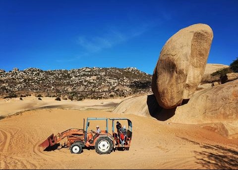 Tảng đá kỳ lạ ở 'sa mạc Sahara của Việt Nam', nằm chênh vênh nhiều năm không đổ - 10