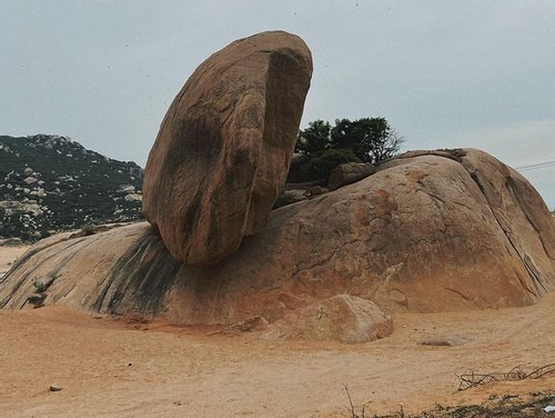Tảng đá kỳ lạ ở 'sa mạc Sahara của Việt Nam', nằm chênh vênh nhiều năm không đổ - 11
