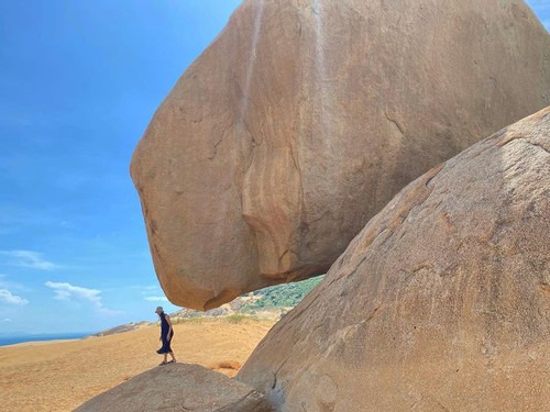 Tảng đá kỳ lạ ở 'sa mạc Sahara của Việt Nam', nằm chênh vênh nhiều năm không đổ - 12