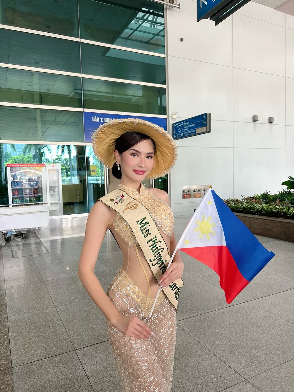 Loạt thí sinh Miss Earth 2023 diện áo dài khi đến Việt Nam - 2