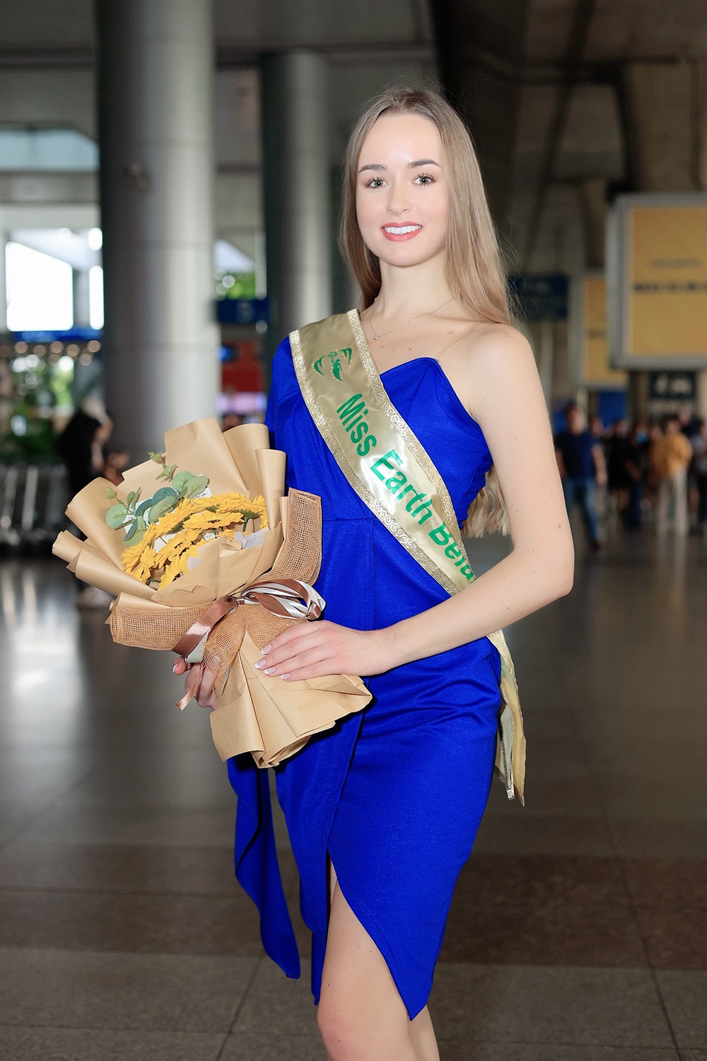 Loạt thí sinh Miss Earth 2023 diện áo dài khi đến Việt Nam - 10