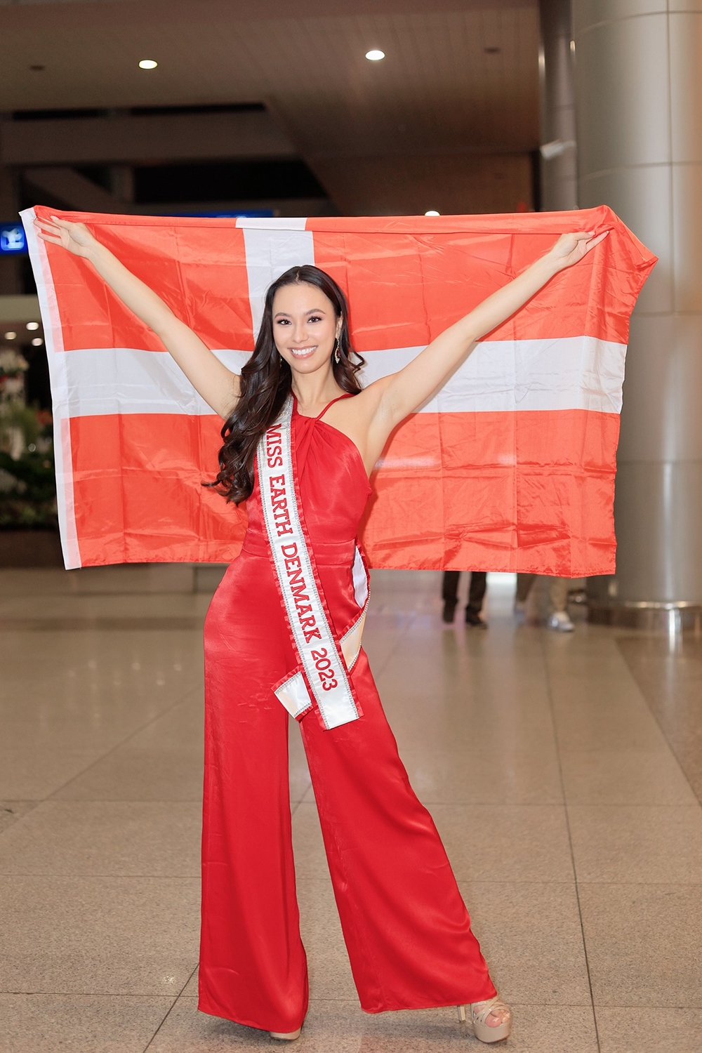 Loạt thí sinh Miss Earth 2023 diện áo dài khi đến Việt Nam - 8