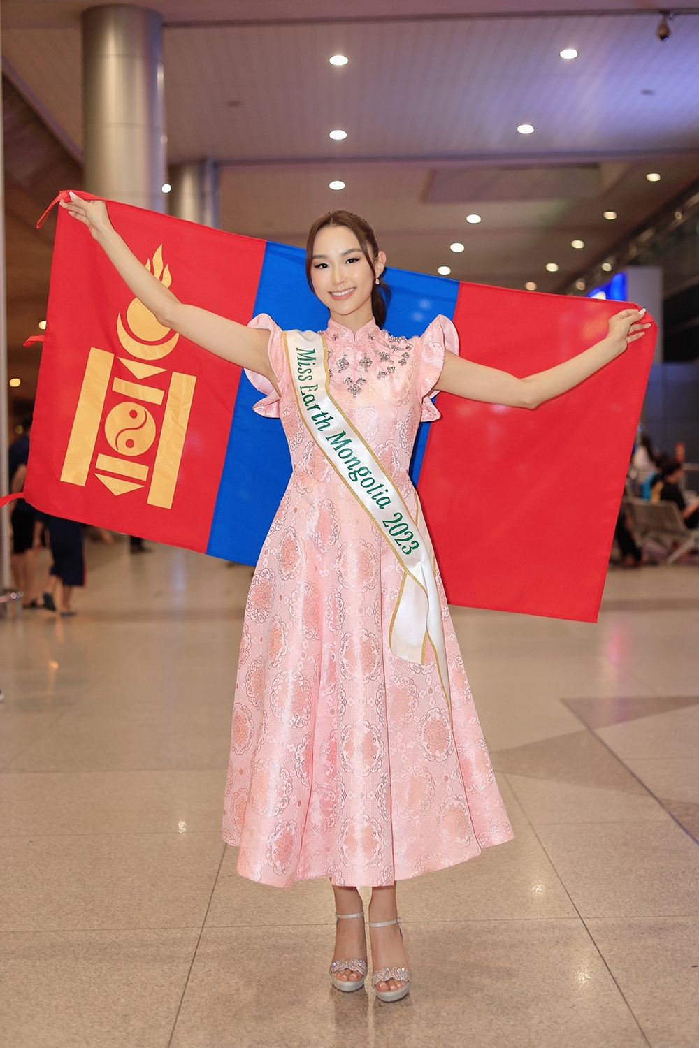 Loạt thí sinh Miss Earth 2023 diện áo dài khi đến Việt Nam - 6