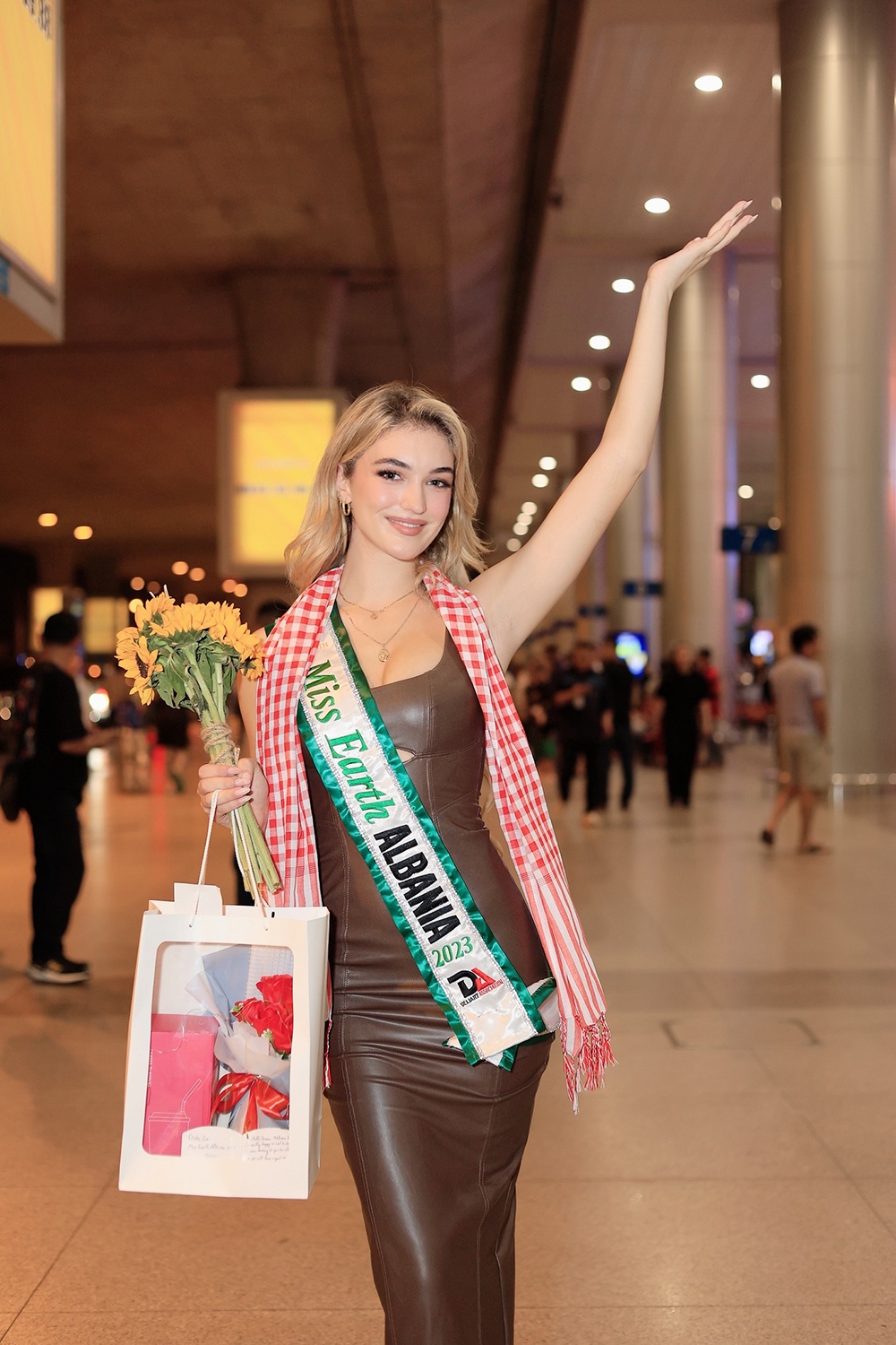 Loạt thí sinh Miss Earth 2023 diện áo dài khi đến Việt Nam - 7