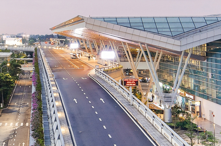 Sân bay Đà Nẵng hạn chế người nhà tại sảnh làm thủ tục lúc cao điểm - 1