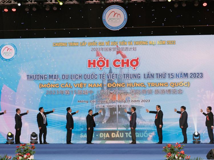 Hơn 400 gian hàng tại hội chợ Thương mại – Du lịch Móng Cái