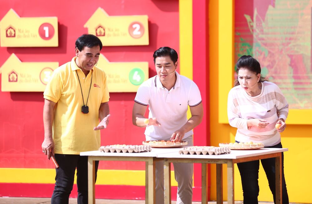 MC Nguyên Khang 3 lần bế NSND Phượng Loan khi thực hiện thử thách để giúp đỡ trẻ em mồ côi - 1