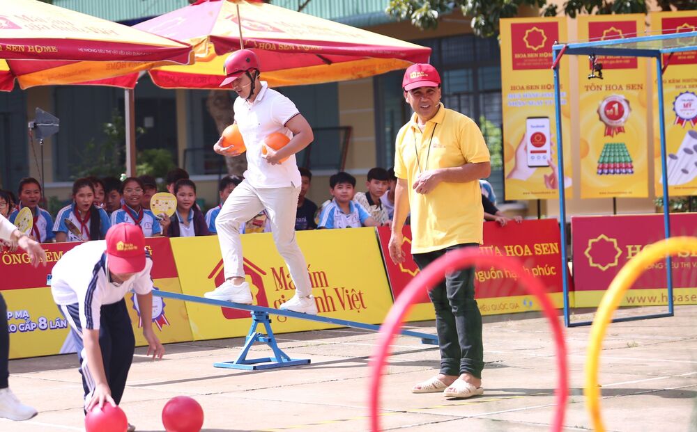 MC Nguyên Khang 3 lần bế NSND Phượng Loan khi thực hiện thử thách để giúp đỡ trẻ em mồ côi - 2