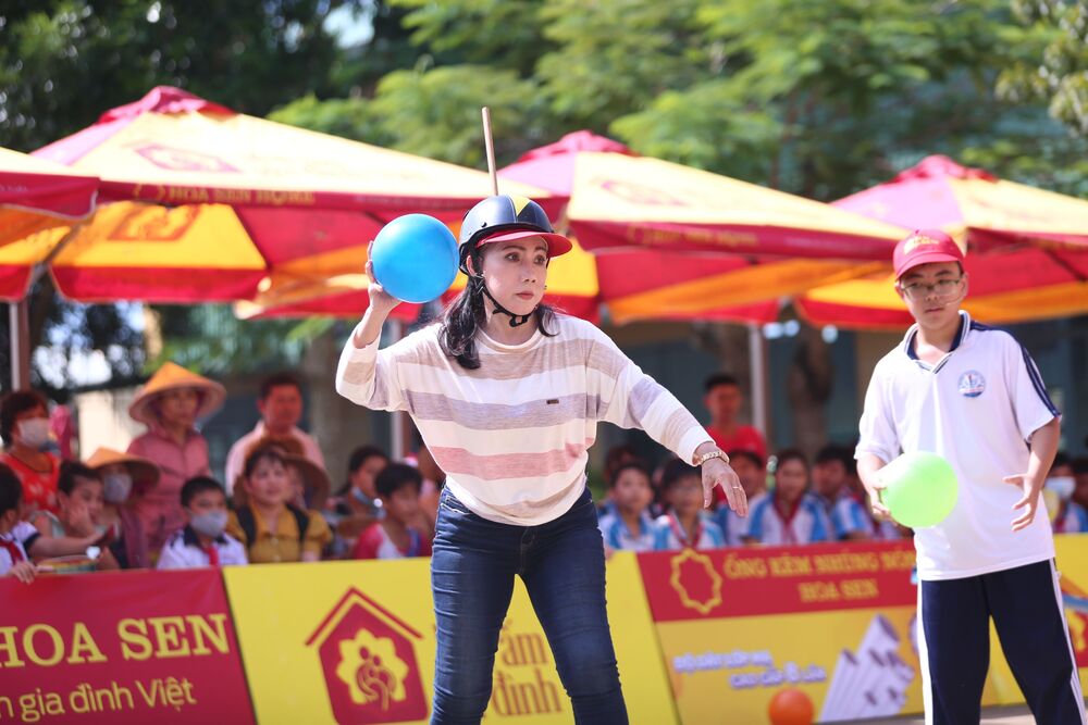 MC Nguyên Khang 3 lần bế NSND Phượng Loan khi thực hiện thử thách để giúp đỡ trẻ em mồ côi - 3