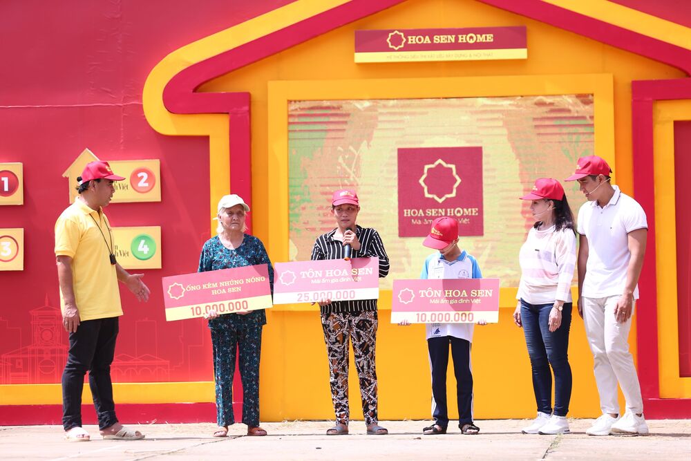 MC Nguyên Khang 3 lần bế NSND Phượng Loan khi thực hiện thử thách để giúp đỡ trẻ em mồ côi - 4