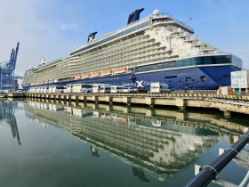  - Tàu biển Celebrity Solstice đưa hơn 2.700 du khách quốc tế đến Việt Nam