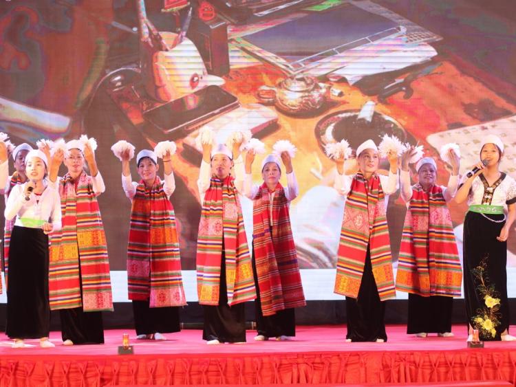 Ngày hội Đà Bắc: Du khách tận hưởng bữa tiệc nghệ thuật bản địa