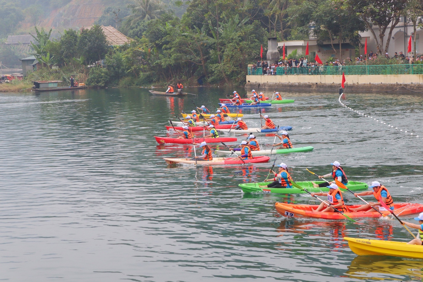 Đua Kayak trên sông Đà quảng bá du lịch xanh - 2