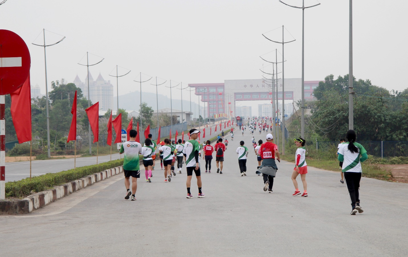 1000 vận động viên tham gia chạy xuyên biên giới Việt - Trung - 1
