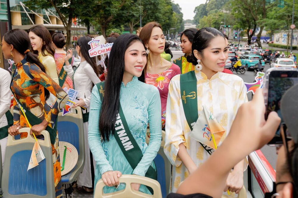 Trương Ngọc Ánh và dàn thí sinh Hoa hậu Trái đất 2023 đội nón lá, diện áo dài diễu hành trên đường phố Sài Gòn - 3