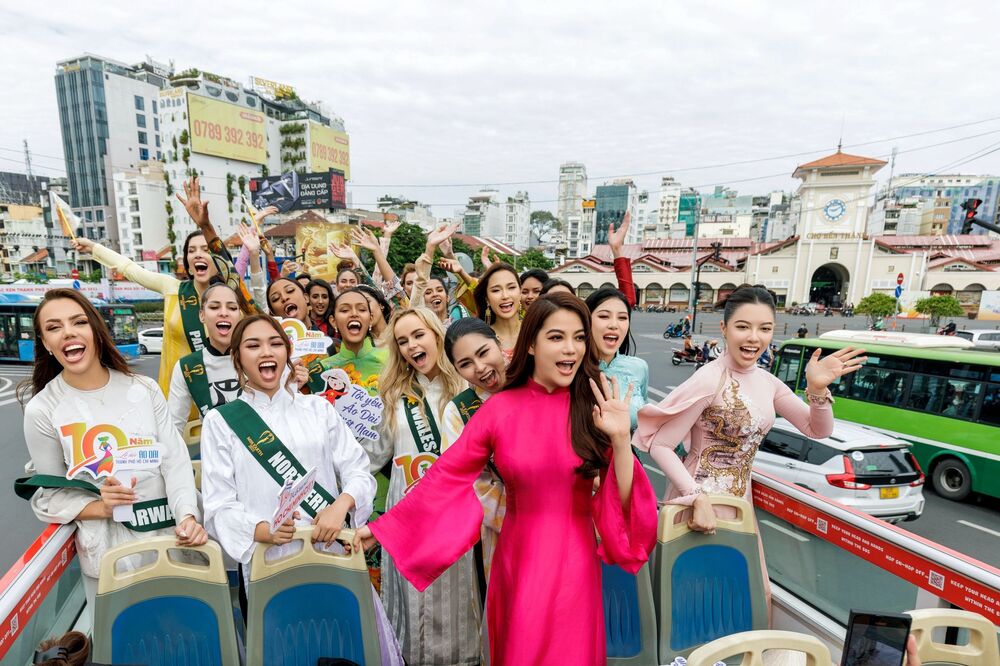 Trương Ngọc Ánh và dàn thí sinh Hoa hậu Trái đất 2023 đội nón lá, diện áo dài diễu hành trên đường phố Sài Gòn - 1